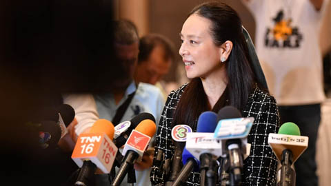 Báo Thái Lan yêu cầu Madam Pang xin lỗi người hâm mộ